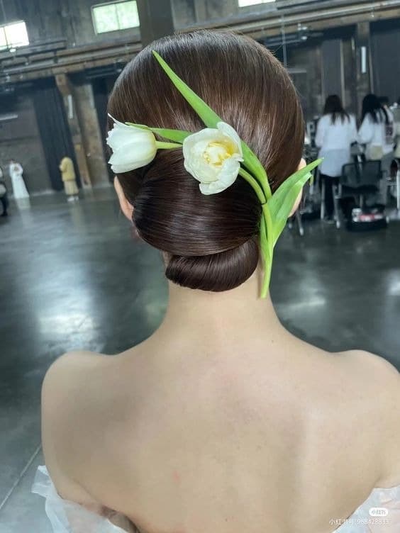 Vẻ đẹp rạng ngời, thanh tú của cô dâu cộng hưởng với màu sắc rực rỡ, tươi tắn của những cánh hoa sẽ giúp cô dâu mang dấu ấn riêng trong ngày cưới của mình