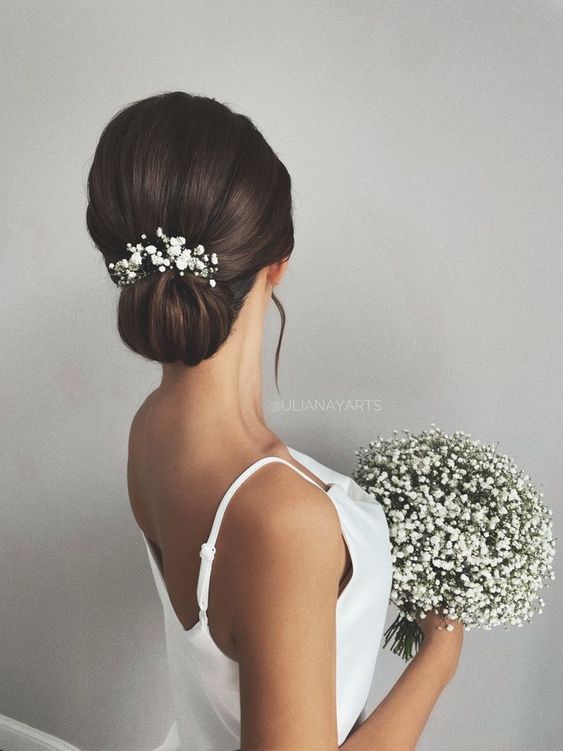 Dù hoa là món phụ kiện dễ tìm nhưng lại tô điểm thêm cho cô dâu vẻ đẹp đơn thuần trong hôn lễ