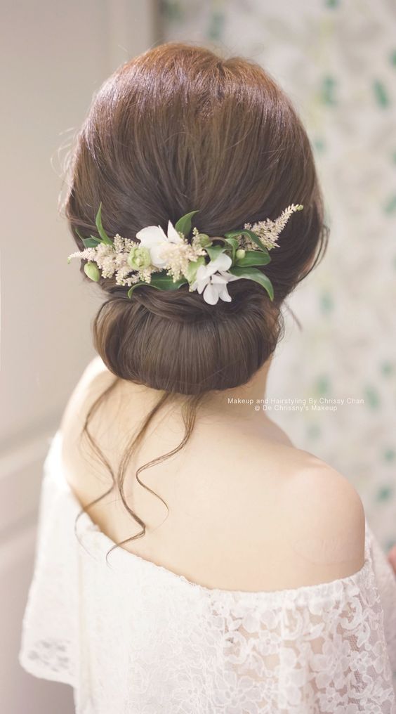 Cô dâu cài hoa búi tóc thấp