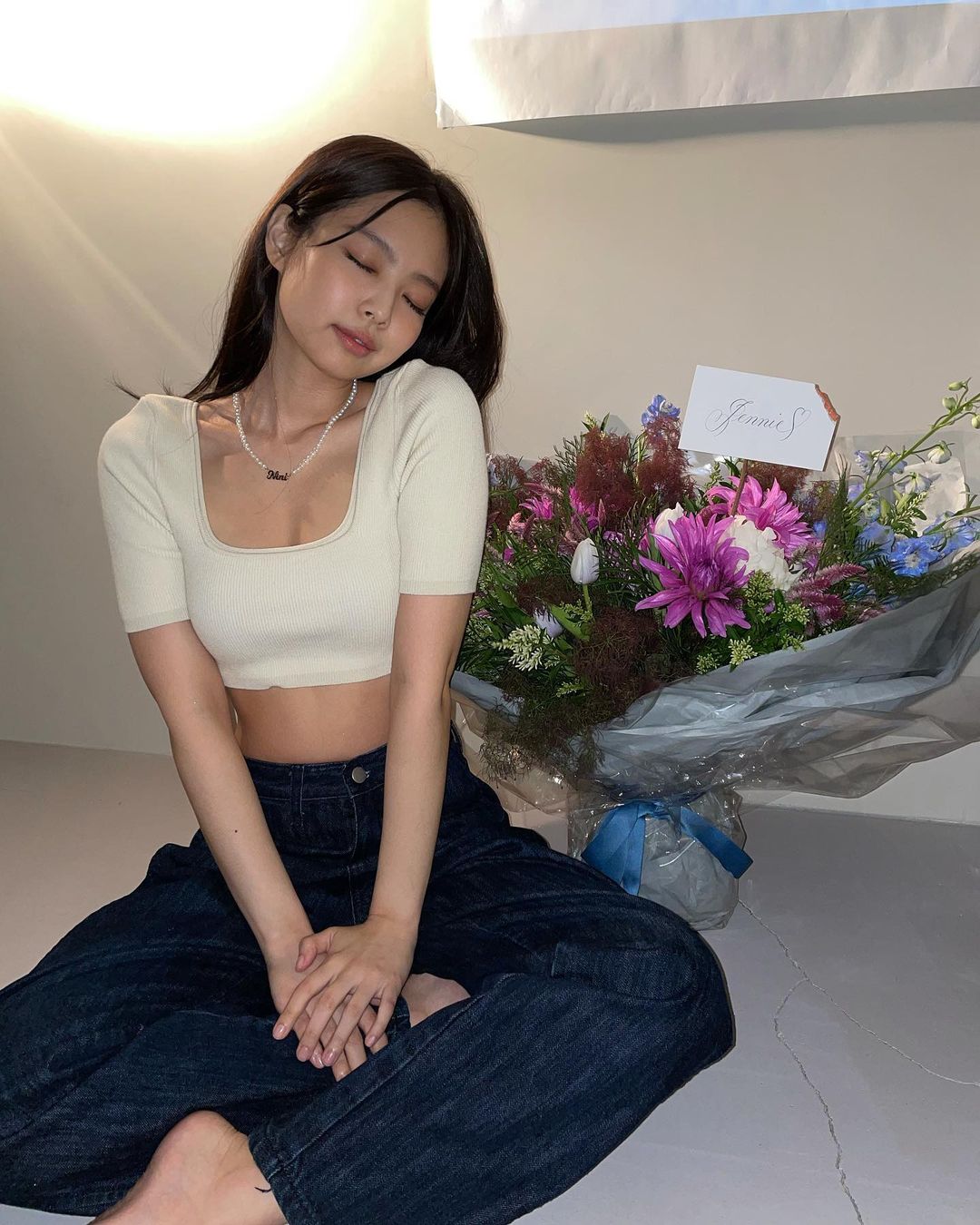 jennie diệncroptop từ jacquemus