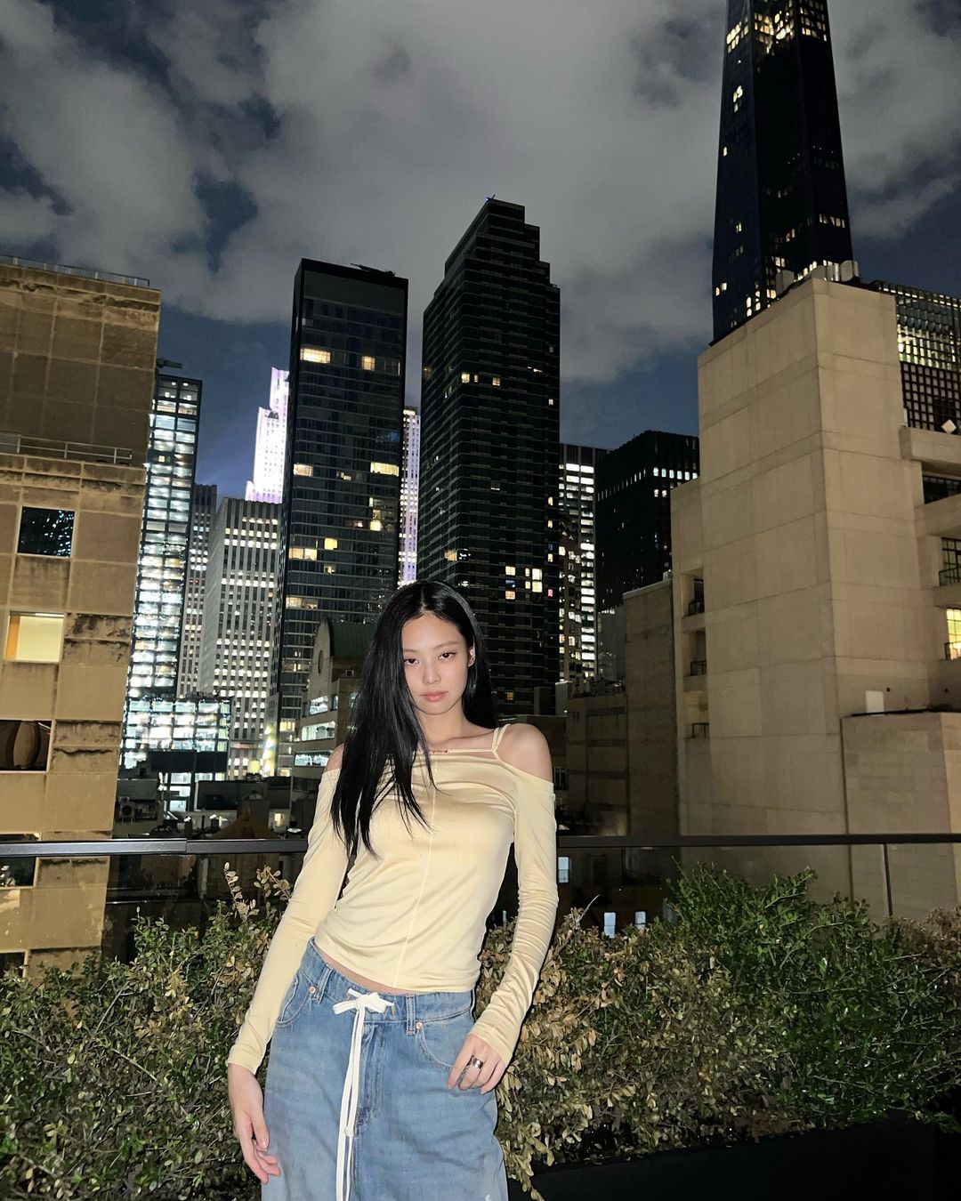 jennie diện áo hở vai từ jacquemus
