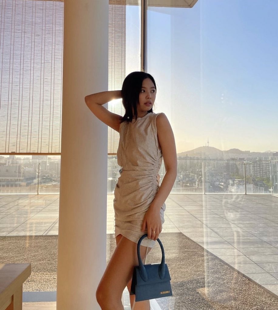 jennie diện đầm rút dây từ Jacquemus