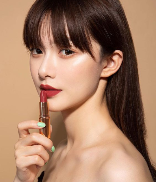 Không nên sử dụng đồ trang điểm đã hết hạn