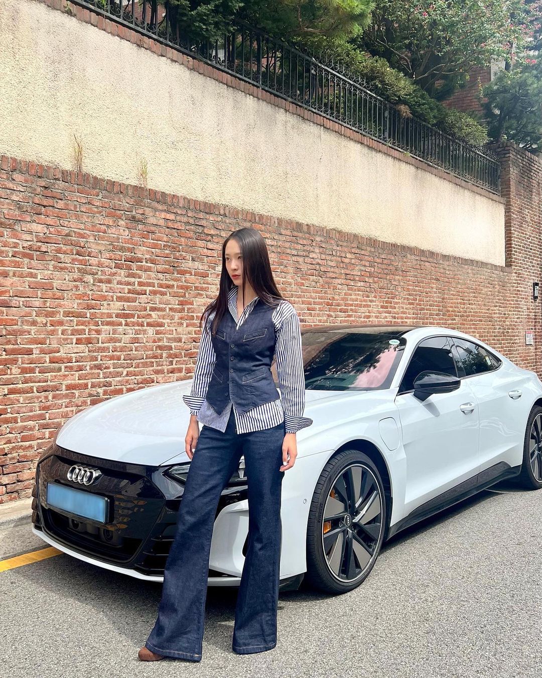 krystal diện áo gile denim