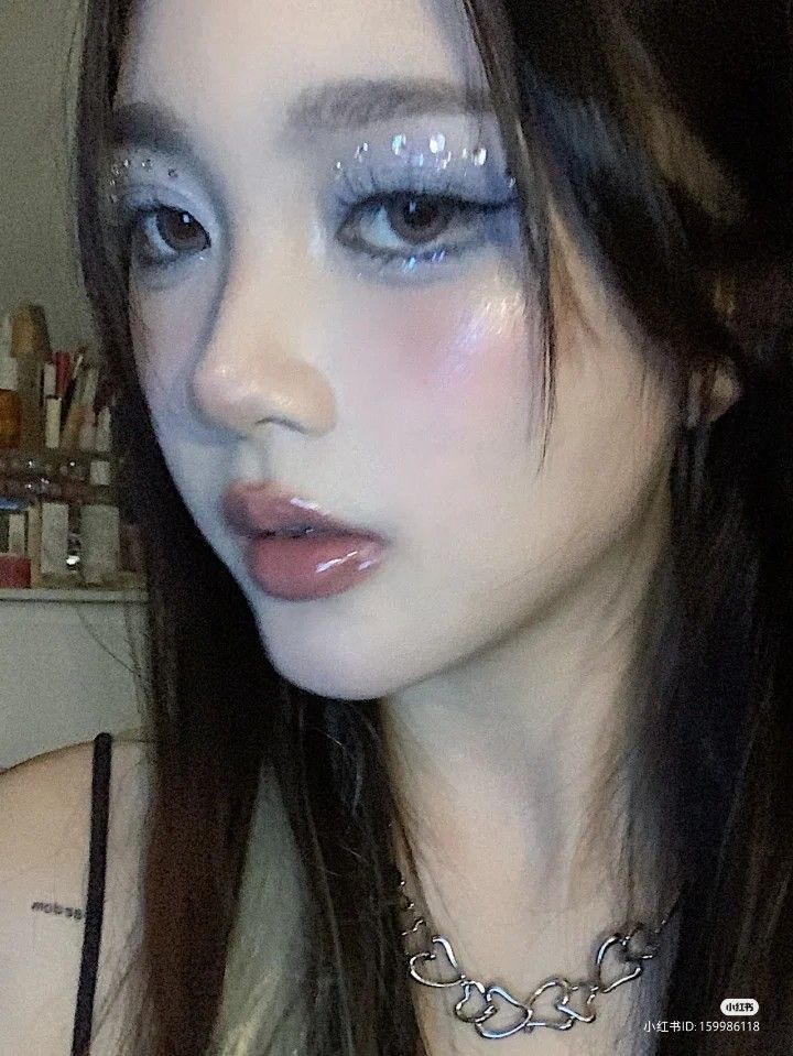 makeup mắt tone xanh gây sốt douyin