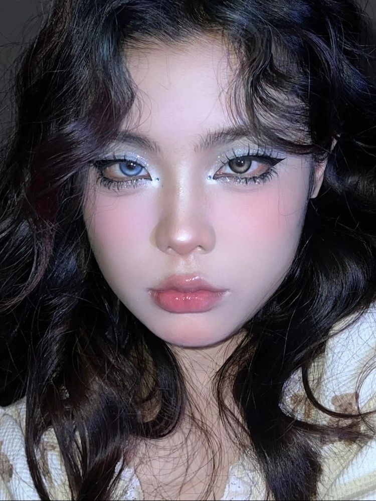 makeup mắt tone xanh douyin siêu lạ