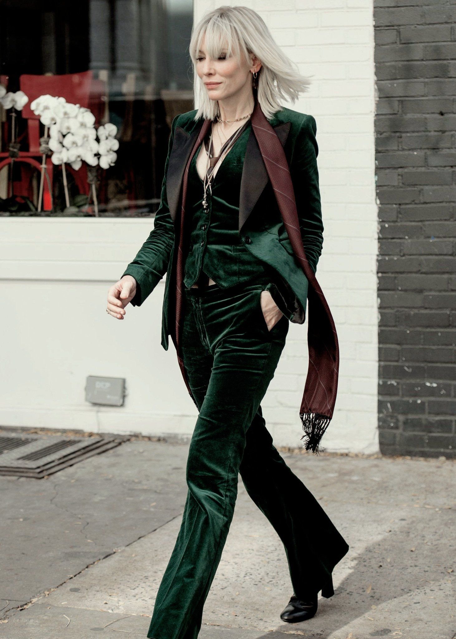 cate blanchett mặc suit menswear xanh ngọc lục bảo trên phim trường ocean's 8