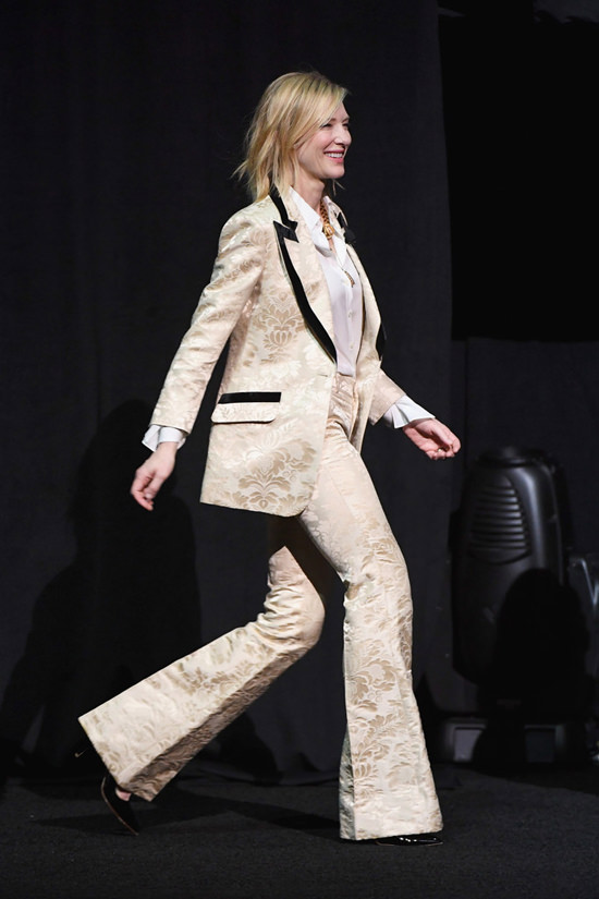 cate blanchett mặc suit tại công chiếu phim