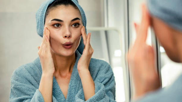 Axit Hyaluronic sẽ hút ẩm từ các lớp sâu hơn của da để làm ẩm da