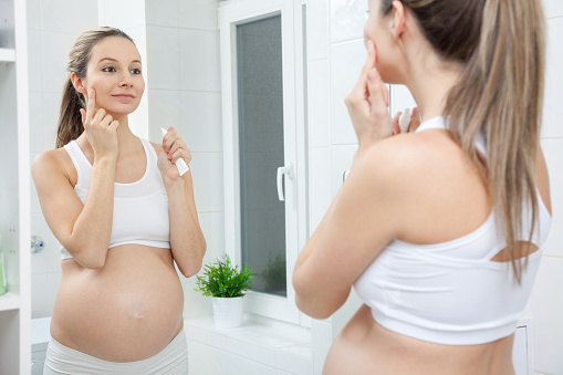 Ngoài công dụng chăm sóc da Retinol cũng tiềm ẩn nhiều nguy cơ gây dị tật thai nhi, vì vậy phụ nữ mang thai không nên sử dụng