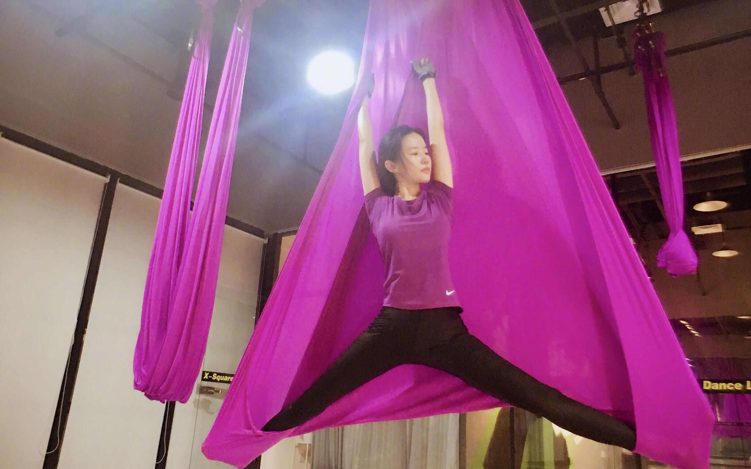 Lưu Diệc Phi và yoga trên không