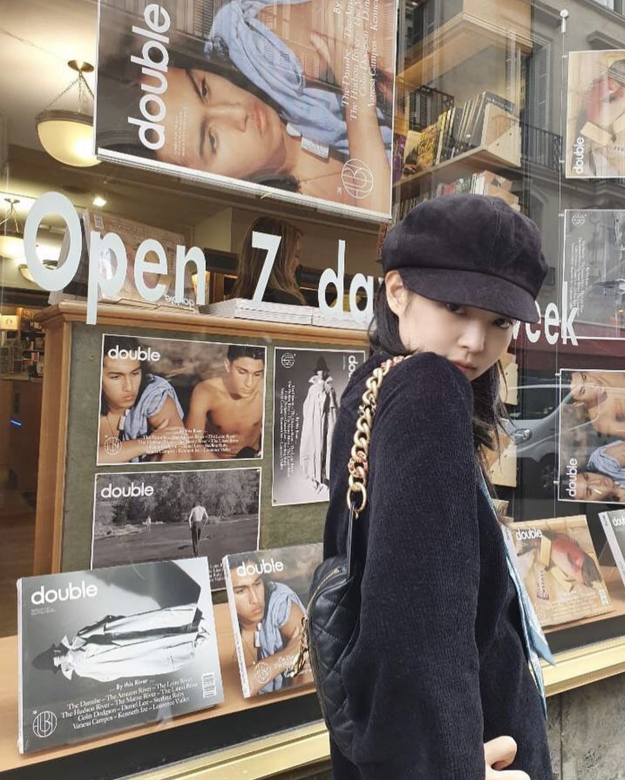 jennie đội mũ lưỡi trai newsboy
