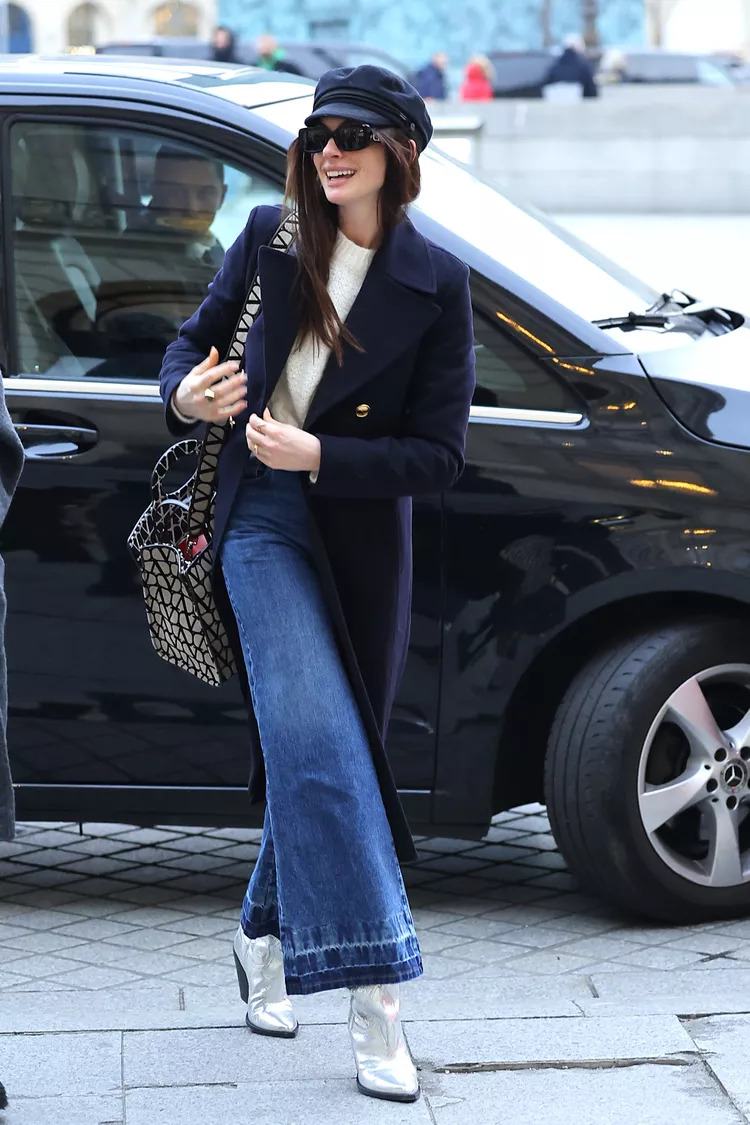 anne hathaway đội mũ lưỡi trai hải quân