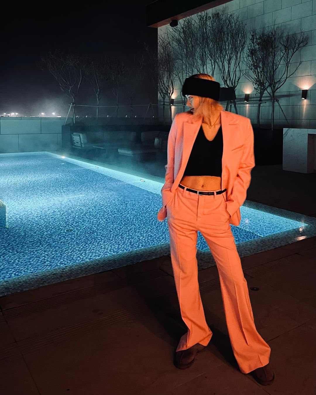 Lisa (Blackpink) diện quần tây suông dài quá khổ