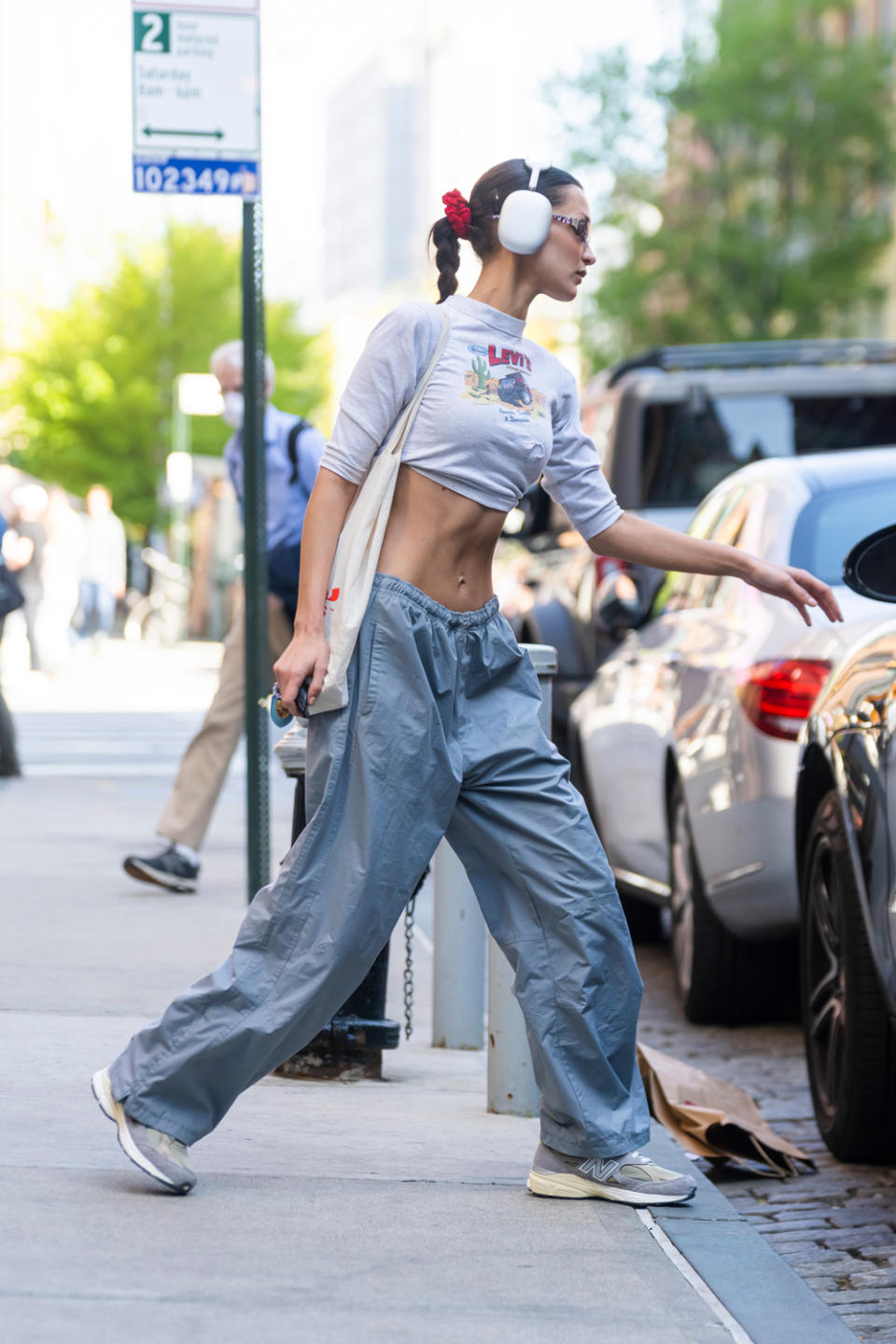 bella hadid tai nghe chụp tai