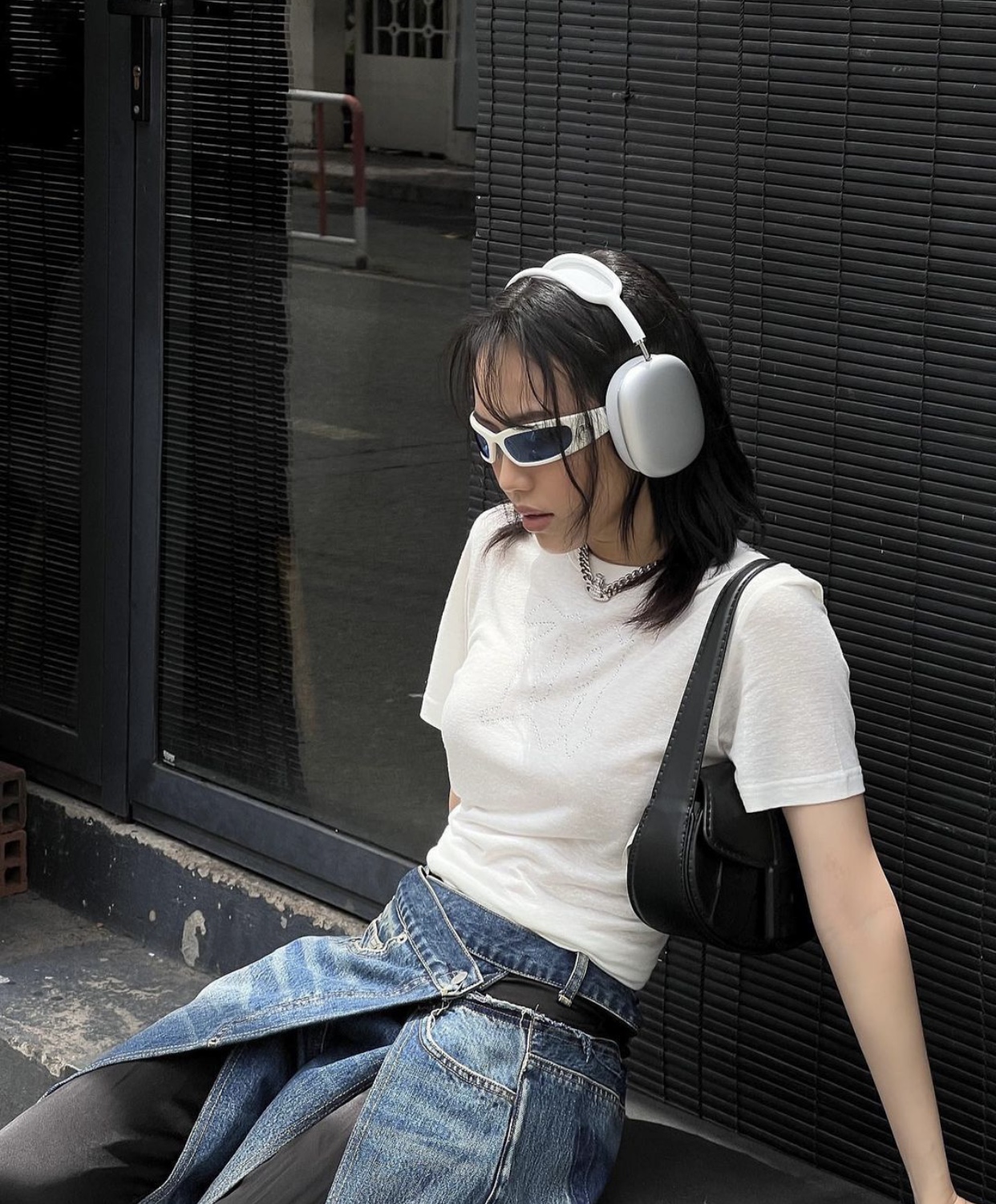 diệu nhi đeo headphone