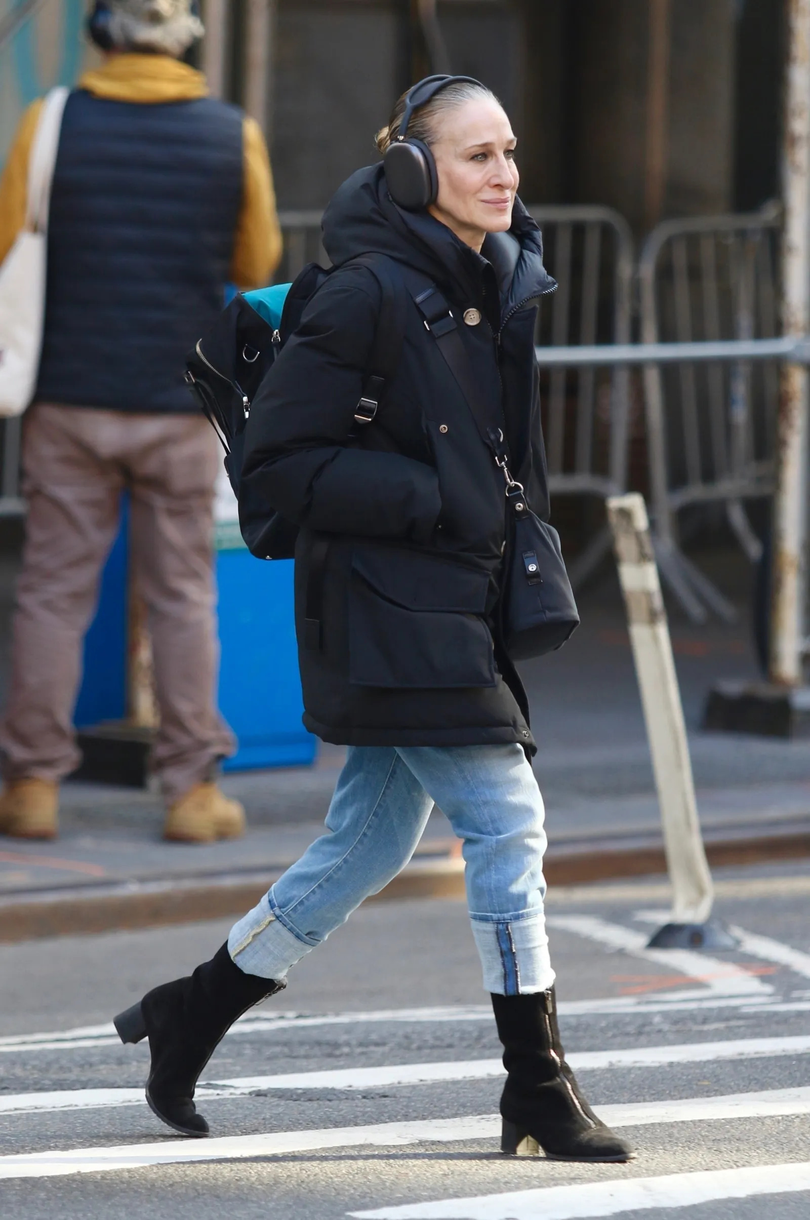 sarah jessica parker tản bộ với tai nghe chụp tai