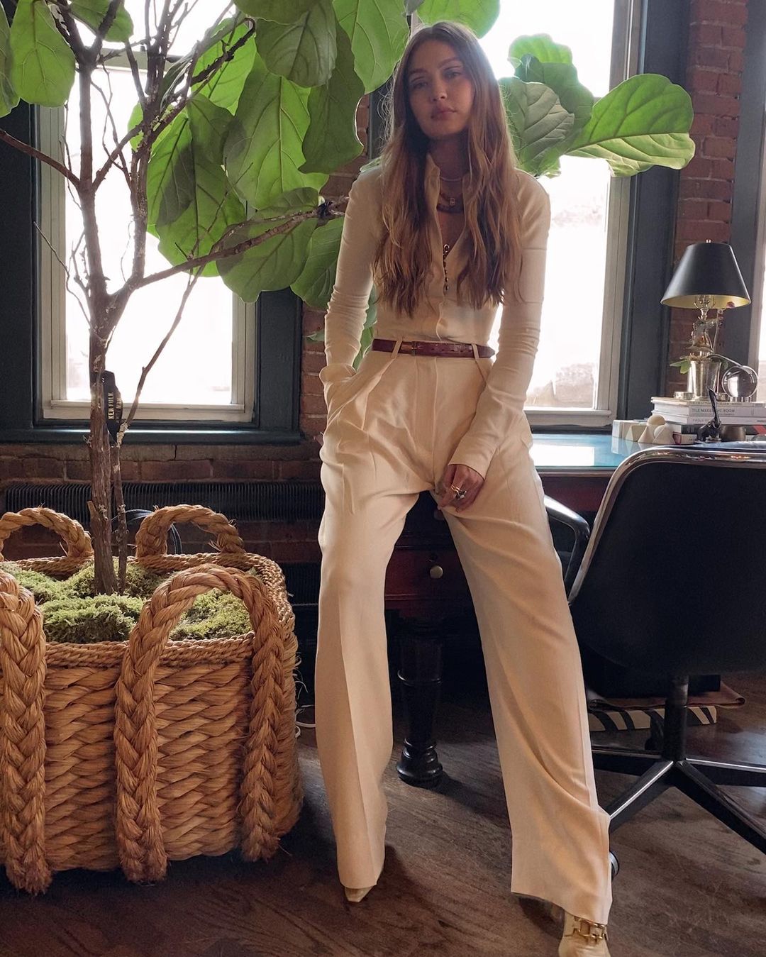 Gigi Hadid quần âu dài