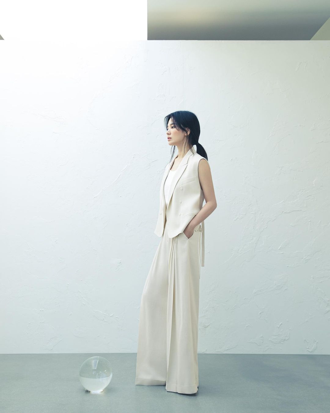 Song Hye Kyo quần tây đạp gót