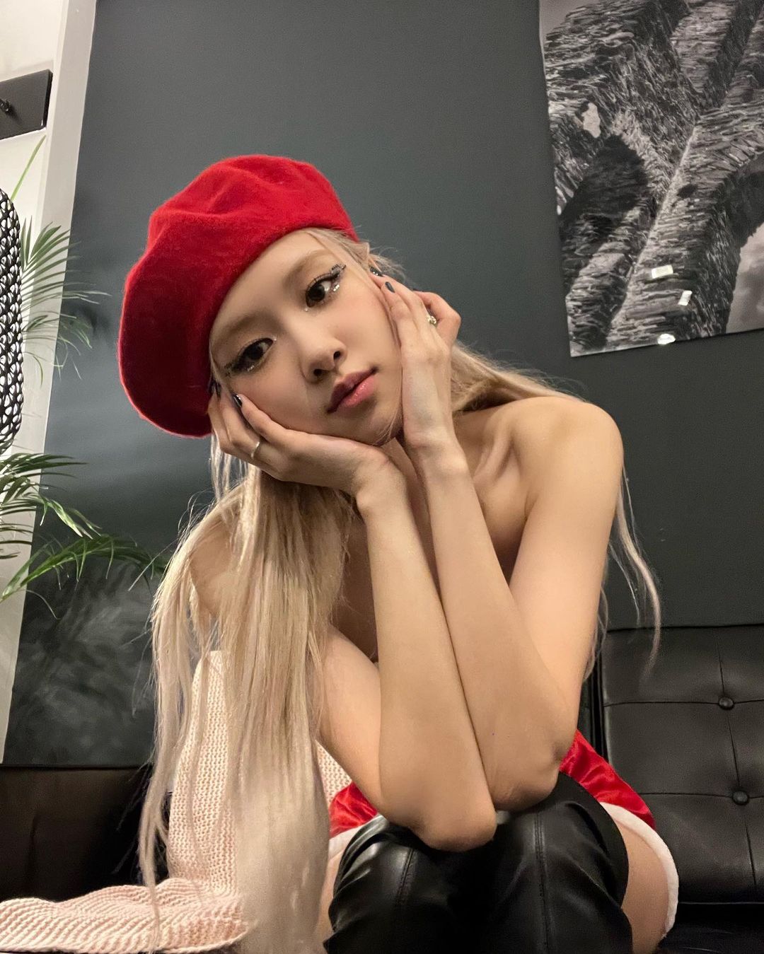 Rosé đội mũ beret màu đỏ