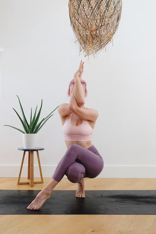 Mục đích của các bài tập yoga giúp cơ bắp săn chắc, duy trì vóc dáng cân đối và mang lại vòng eo thon gọn.