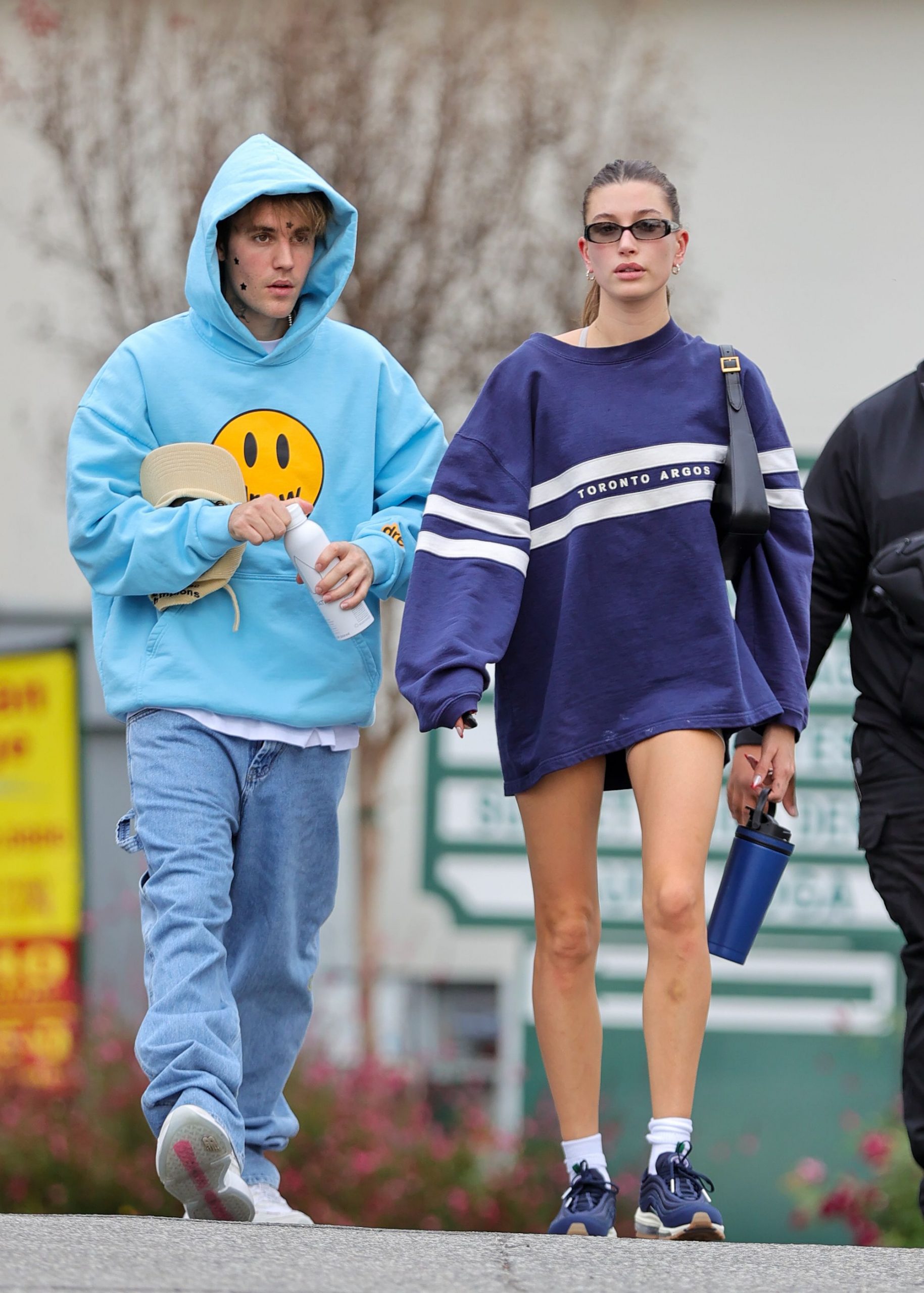 thời trang giấu quần hailey bieber