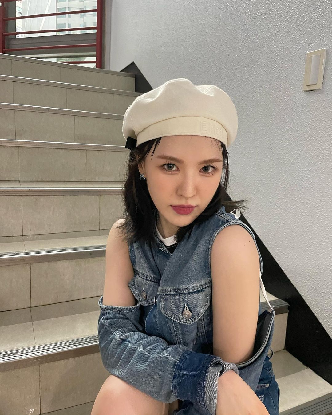 Wendy nhấn nhá mũ nồi bằng ruy băng nhỏ