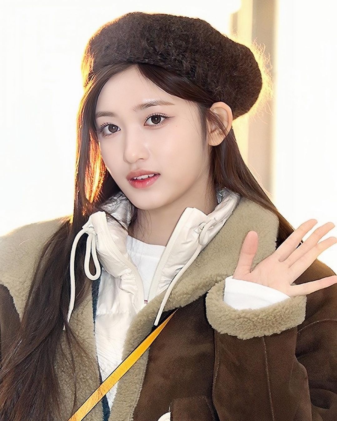 Leeseo đội mũ beret vén tóc ra sau tai