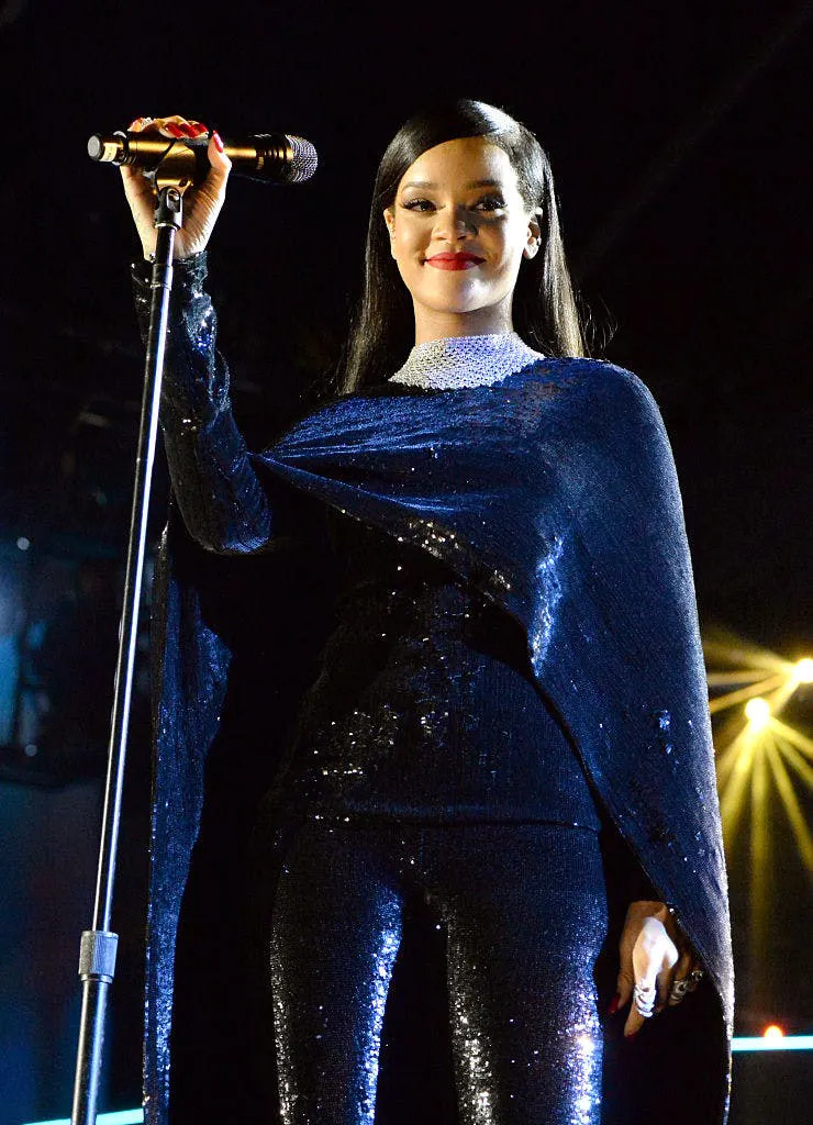 rihanna váy dạ hội