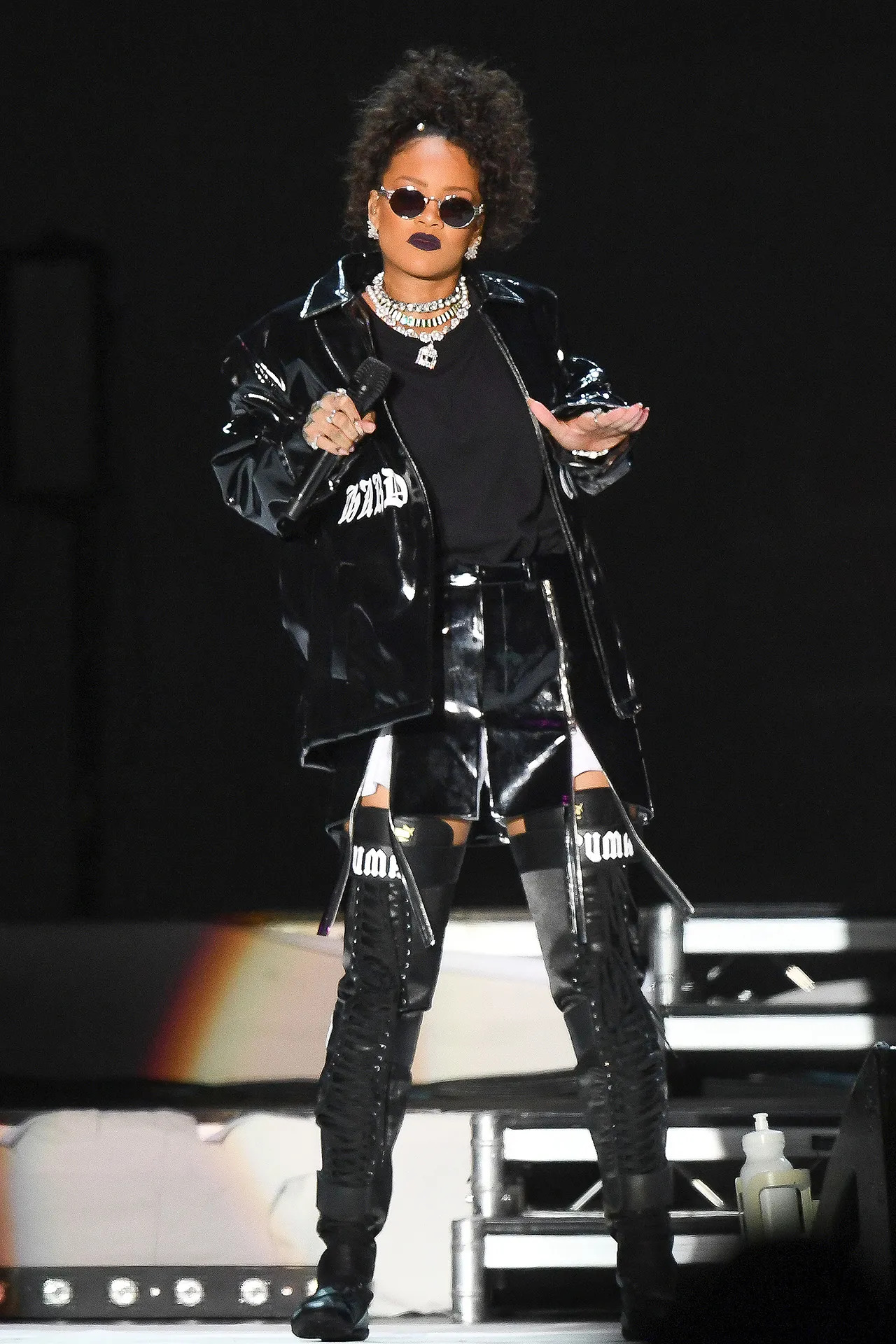 rihanna phụ kiện to bản trên sân khấu
