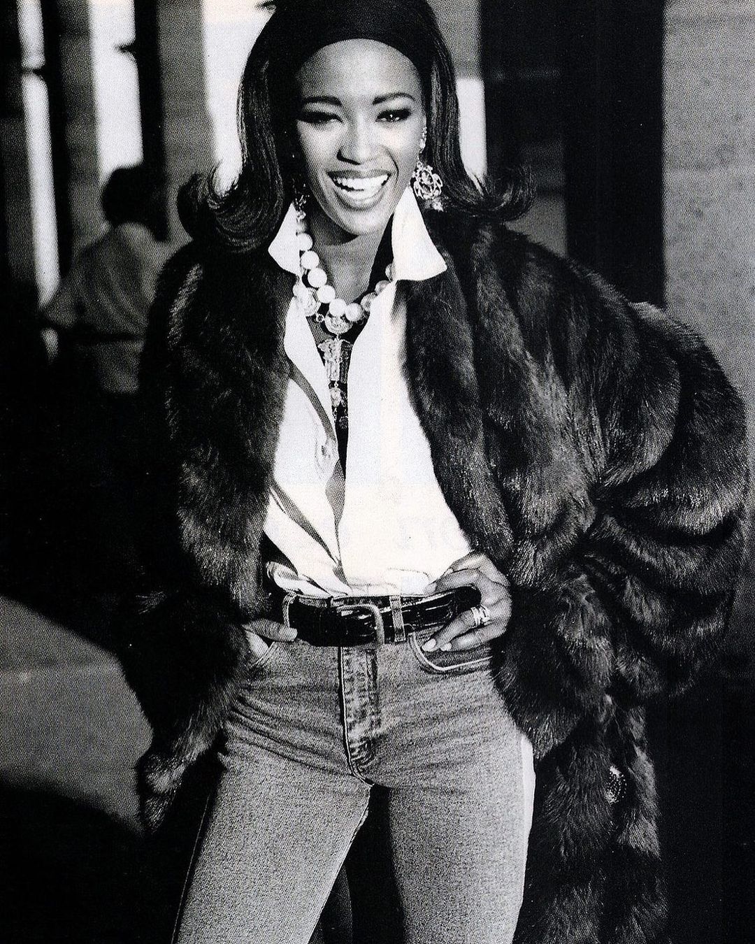 naomi campbell đeo băng đô