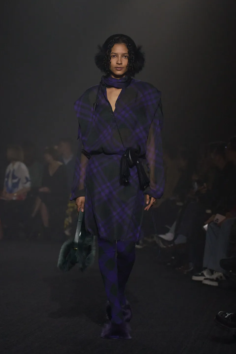 00007-burberry-fall-2023-ready-to-wear-credit-gorunway