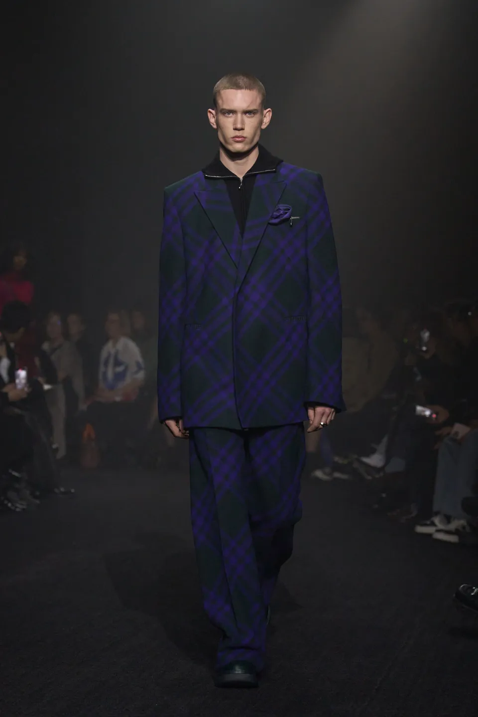 00008-burberry-fall-2023-ready-to-wear-credit-gorunway