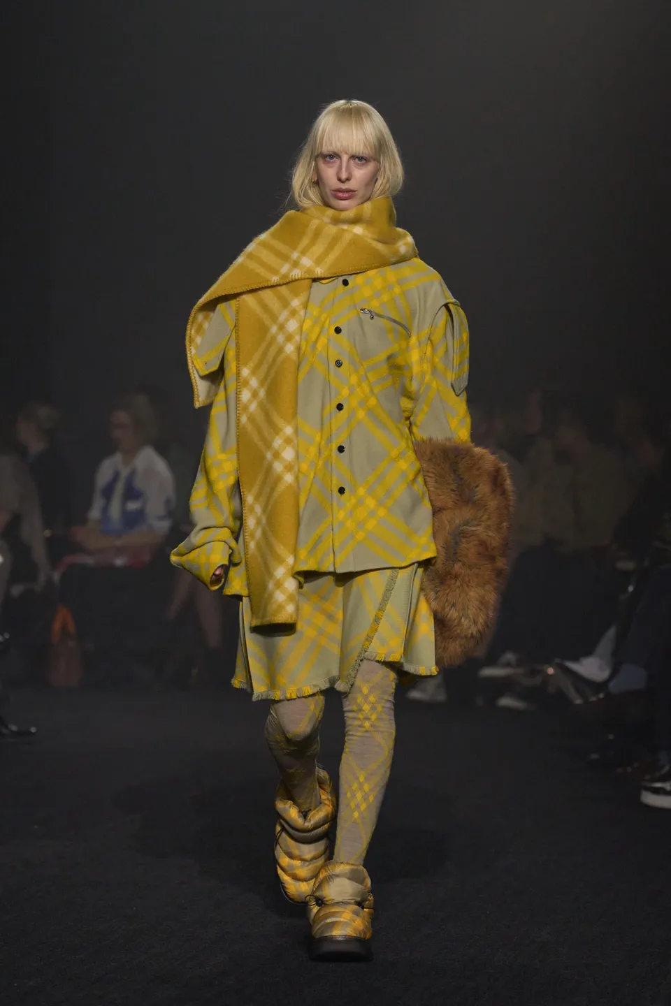 00021-burberry-fall-2023-ready-to-wear-credit-gorunway