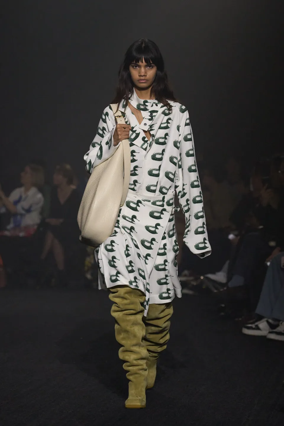 00024-burberry-fall-2023-ready-to-wear-credit-gorunway