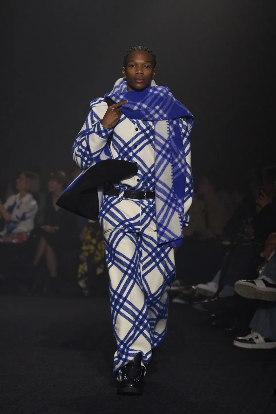 00027-burberry-fall-2023-ready-to-wear-credit-gorunway