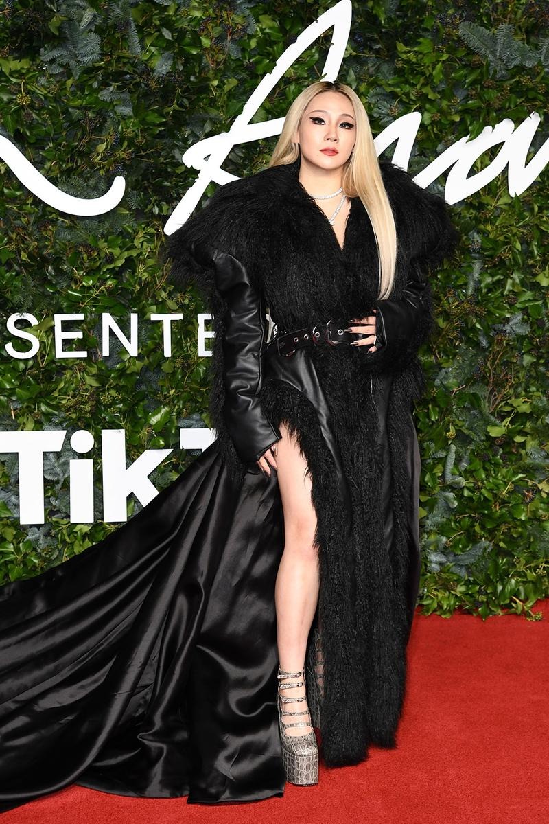 cl mặc áo lông tại fashion awards 2021