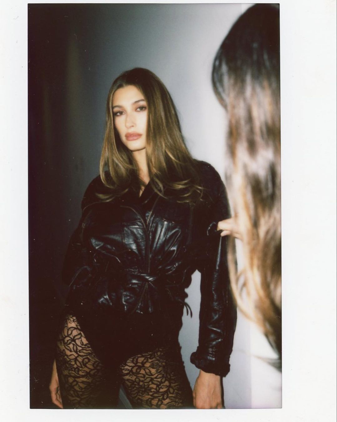 Hailey Bieber diện quần vớ ren xuyên thấu