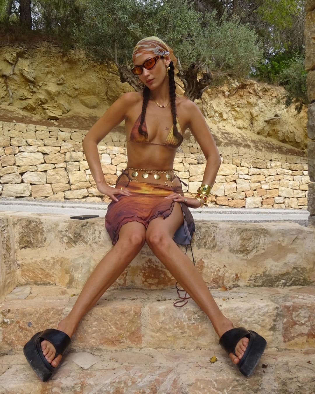 Bella Hadid diện sandals đế bằng