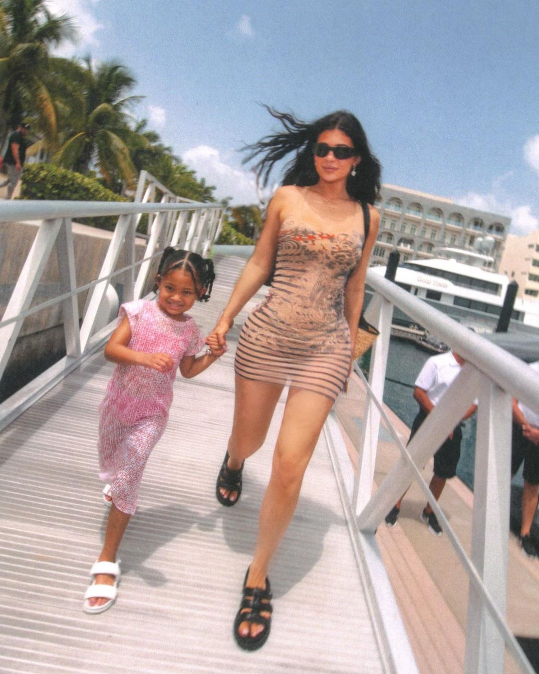 Kylie Jenner diện sandals đế bằng