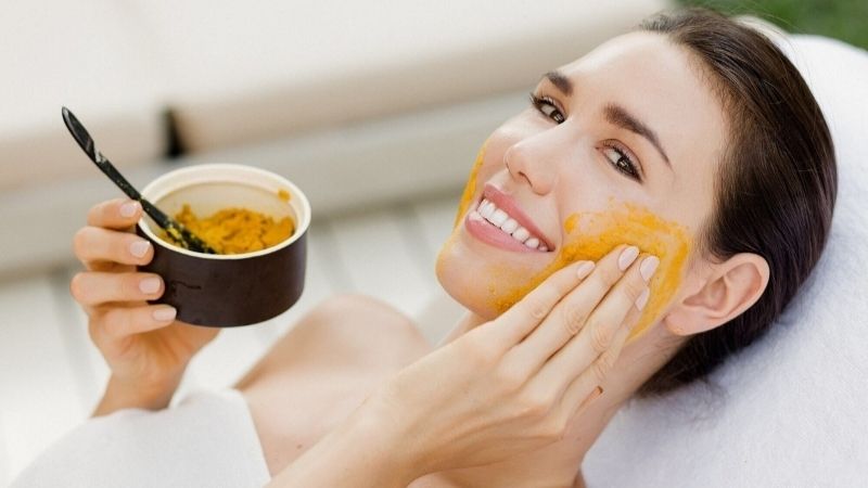 Công dụng của mặt nạ bằng tinh bột nghệ sẽ giúp các vết mụn mau lành hơn, giảm triệu chứng lão hóa da và lượng dầu trên da mặt