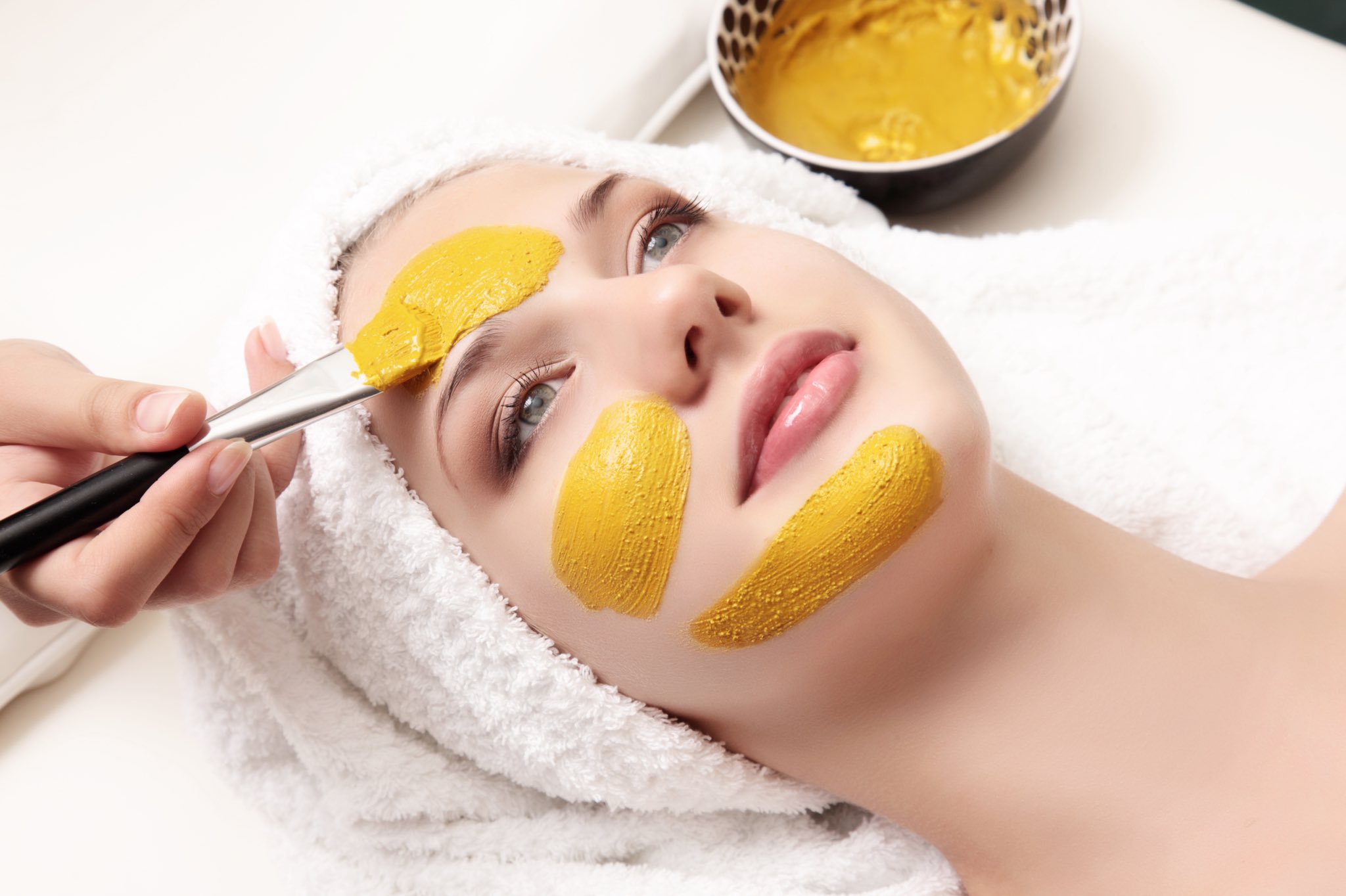 Mặt nạ tinh bột nghệ để quá lâu có thể khiến da bạn bị vàng, xuất hiện các tình trạng mẩn và rát da. Thời gian đắp mặt nạ tốt nhất là trong khoảng 15 - 20 phút