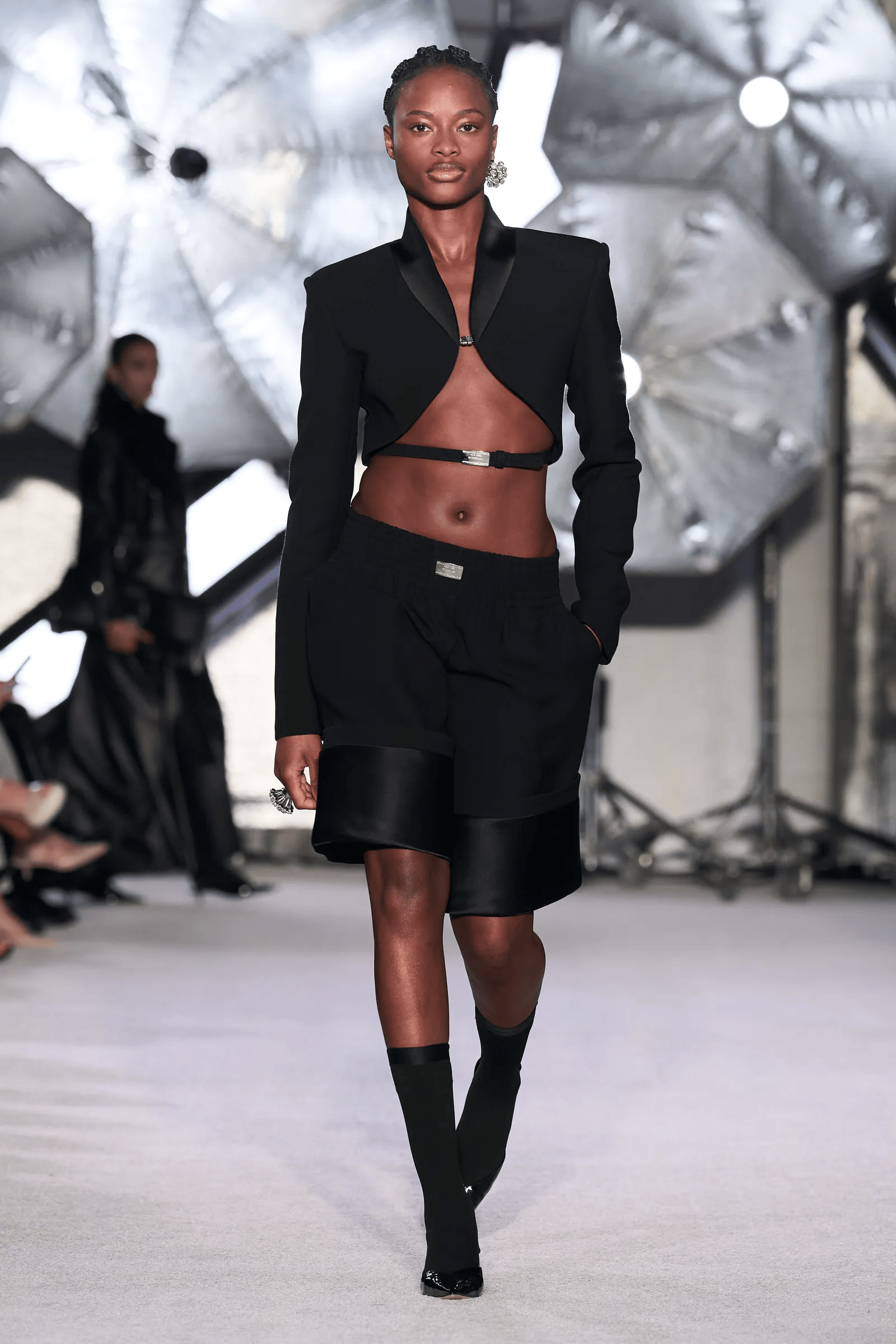 Suit ngắn croptop kiểu dáng đặc biệt