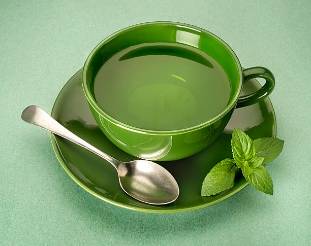 Caffeine trong trà xanh giúp tăng cường chức năng não, cải thiện sự tỉnh táo, hiệu suất, bộ nhớ và sự tập trung thực phẩm