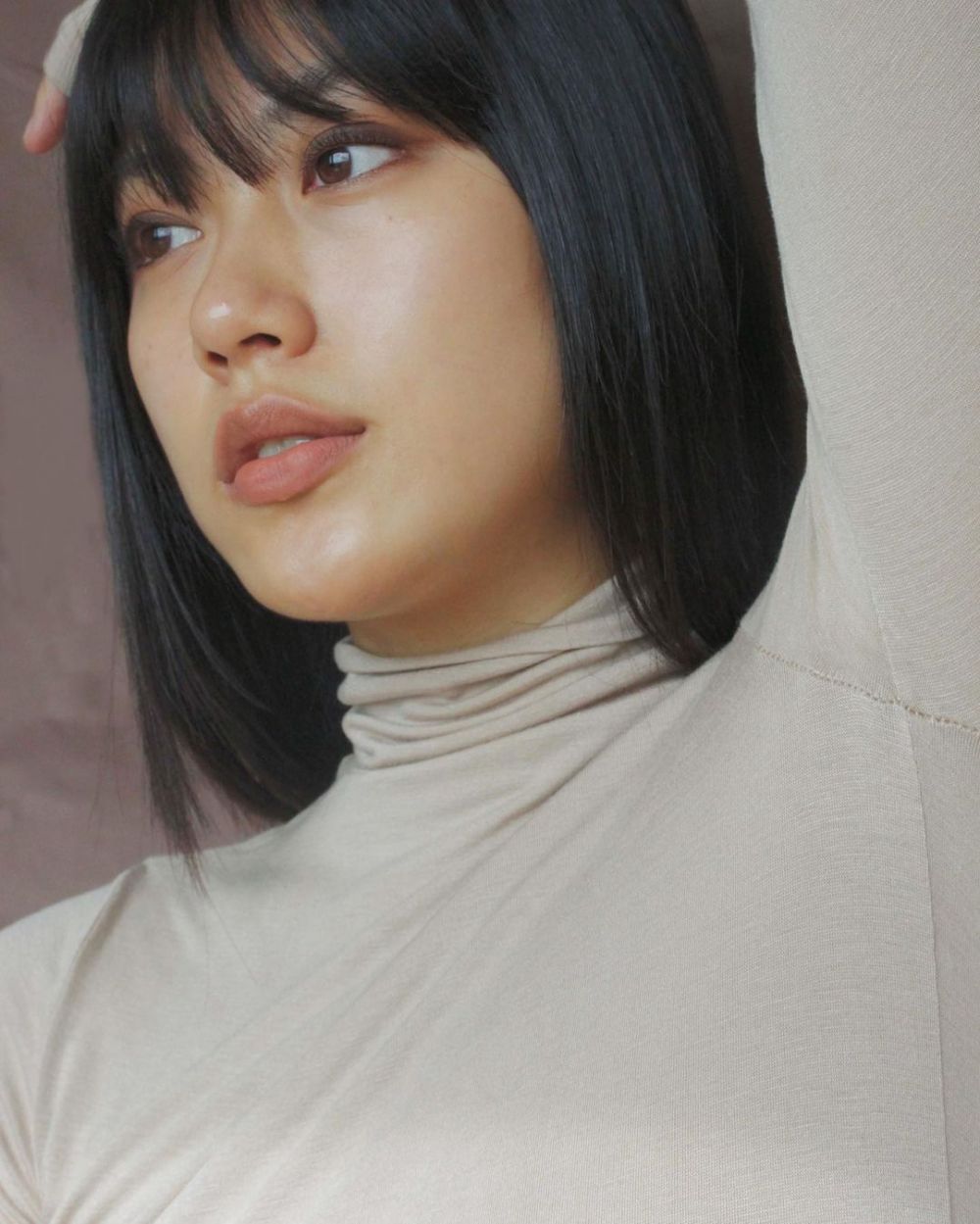 Phấn mắt nâu đậm và môi màu nude là kiểu trang điểm Haley Kim gợi ý cho các nàng văn phòng