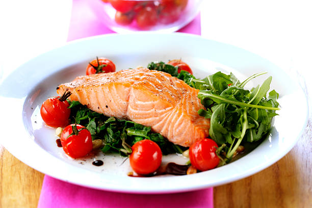 Cá hồi là một nguồn protein vô cùng phong phú, chất béo chống viêm lành mạnh và các chất dinh dưỡng khác có thể giúp ngăn ngừa chuột rút