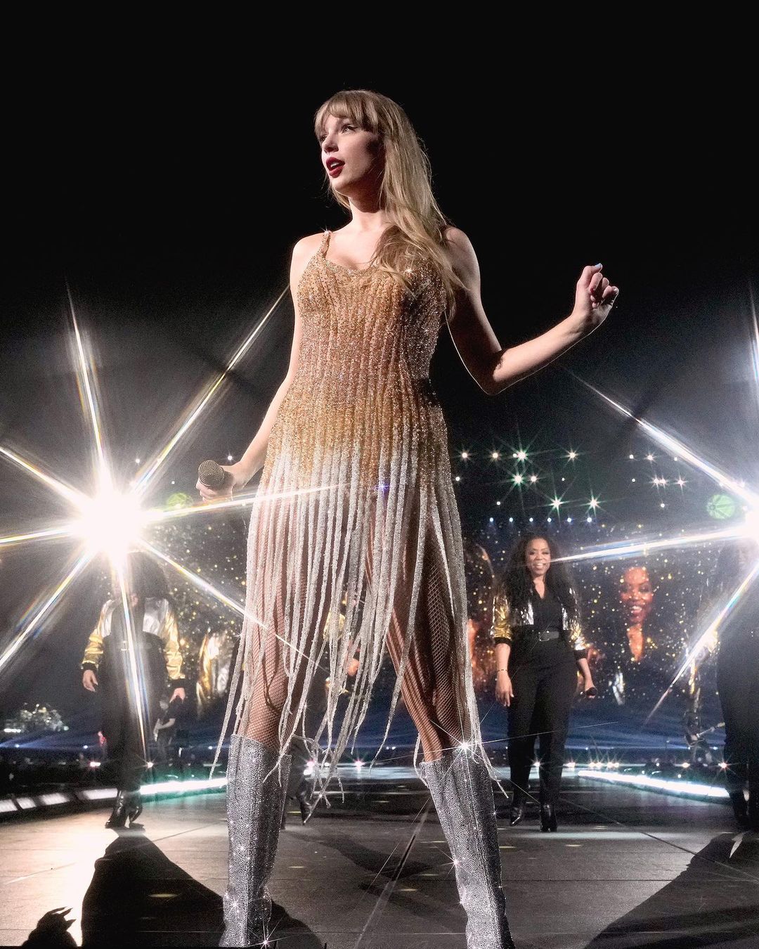 Taylor diện đầm tua rua của nhà hãng ý