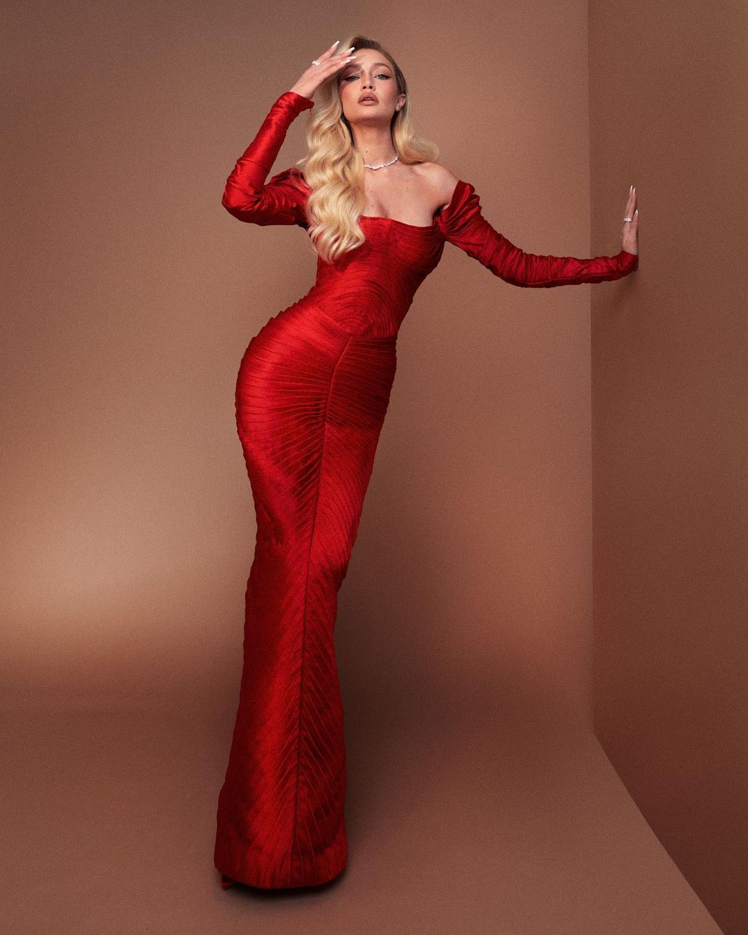gigi hadid mặc váy đỏ