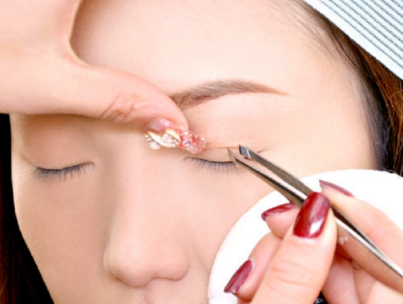 Dùng miếng dán kích mi để giúp mắt mí lót trông to tròn hơn