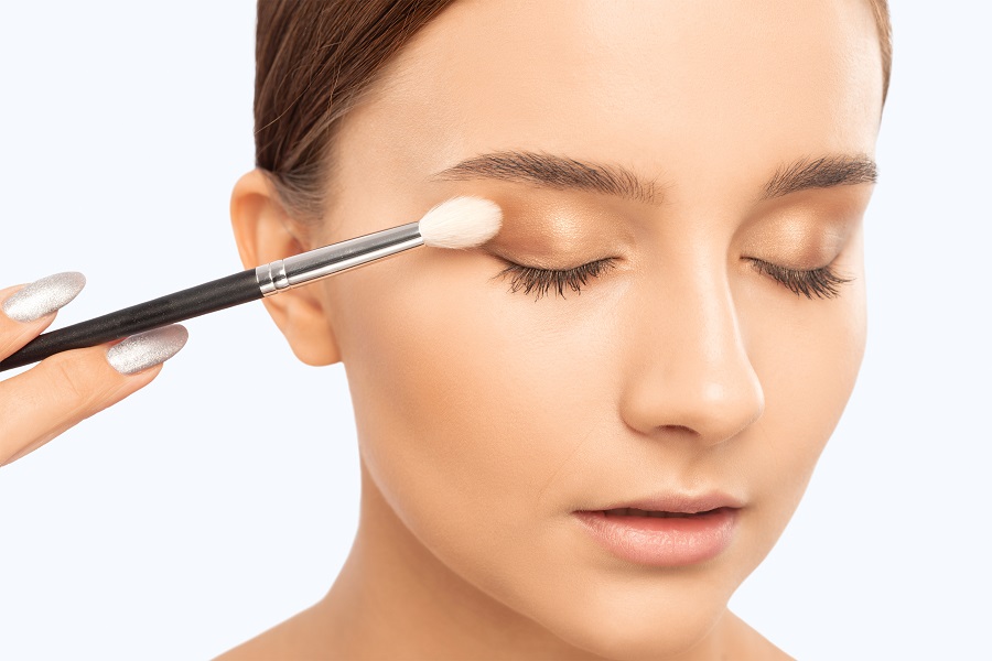 Trong trang điểm mắt mí lót nên thực hiện đánh khói cho mắt